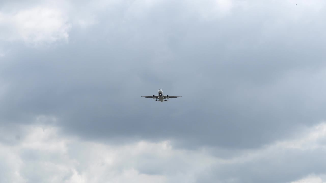 飞机在天空视频素材