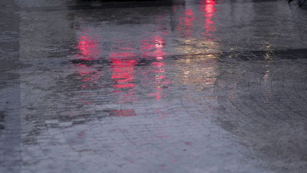 当心潮湿的地面，下雨的天气。雨水从天上落在城市的混凝土地面上，使地面在雨季变湿视频素材