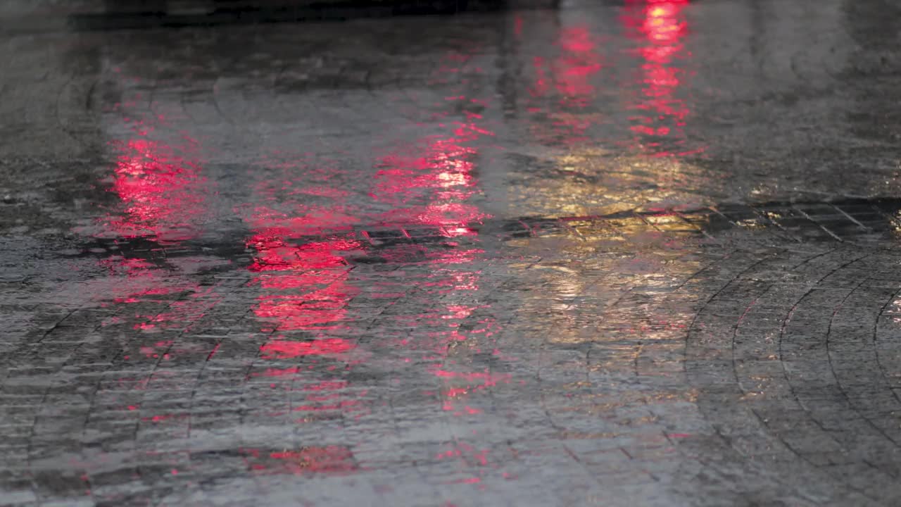 当心潮湿的地面，下雨的天气。雨水从天上落在城市的混凝土地面上，使地面在雨季变湿视频素材