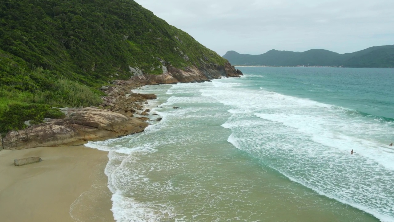 巴西有海滩和海浪的海岸线。鸟瞰图视频素材