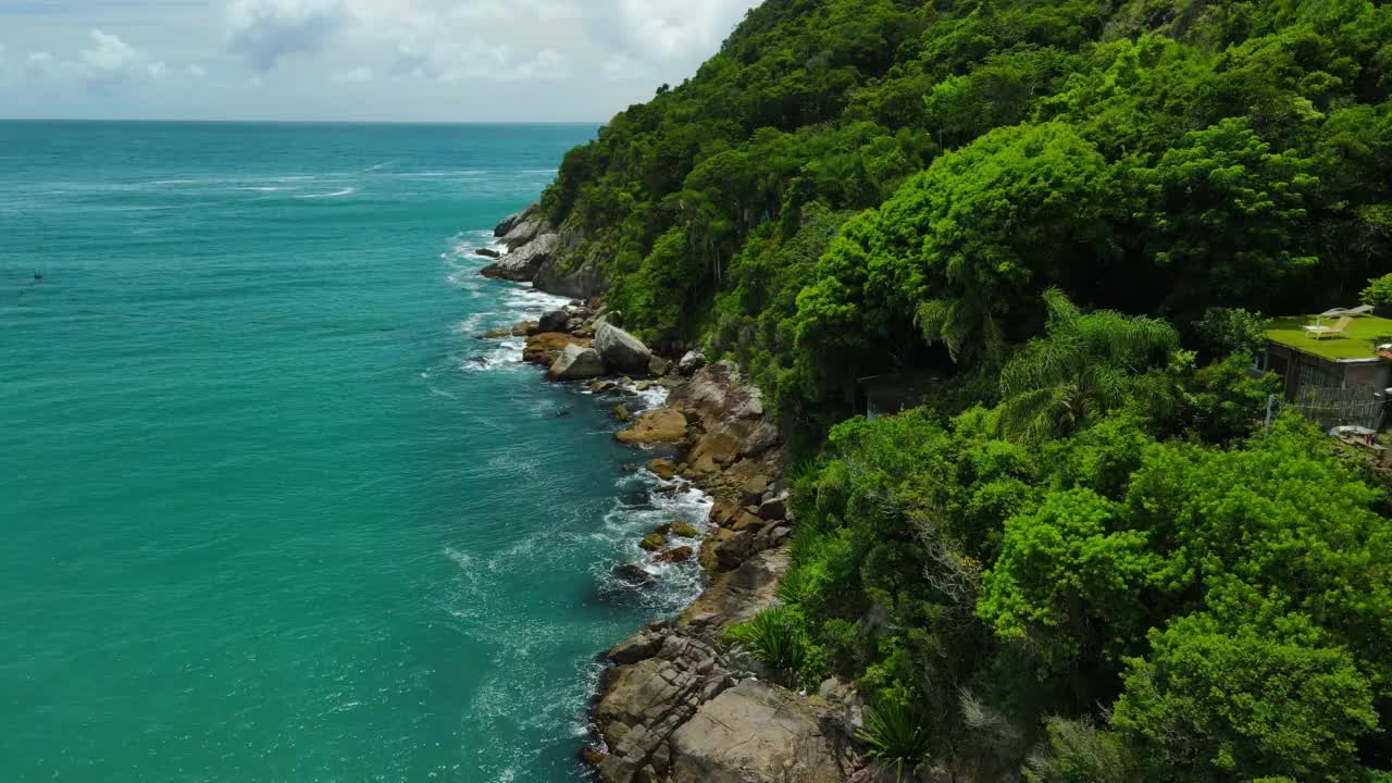 神奇的海岸线，岩石和巴西蓝绿色的海洋。鸟瞰图视频素材