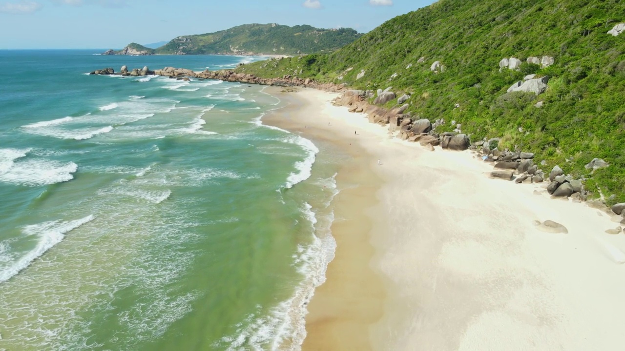 巴西的海滩和海浪。Praia da Galheta鸟瞰图视频素材