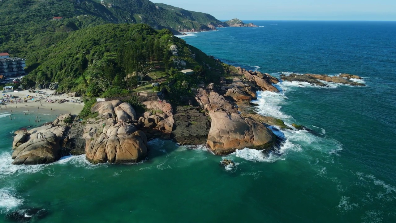 华金那海滩和风景的鸟瞰图，山脉，岩石和大西洋海浪在巴西。视频素材