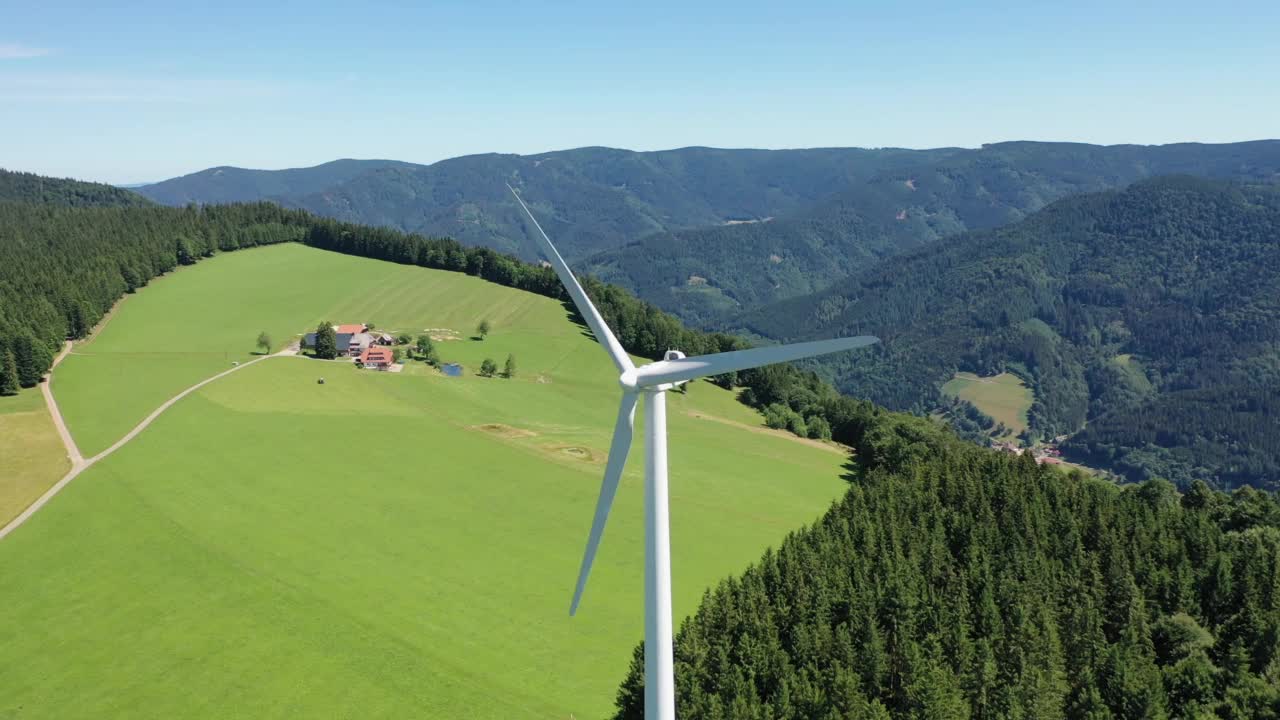 航拍视频。在“Schönhöfe”地区的圣彼得森林的一个山顶上的风力涡轮机。Baden-Wuerttemberg。视频素材