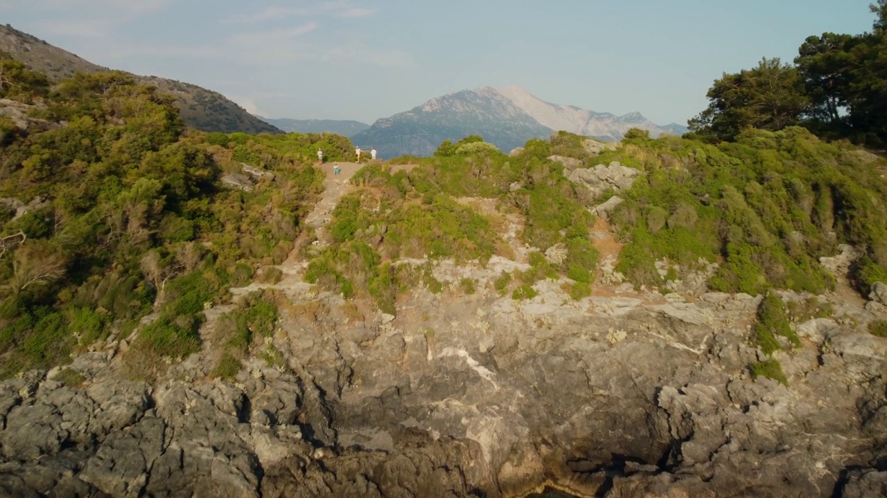 一群游客在Fethiye附近的Kayakoy湾欣赏美丽的海景。视频素材