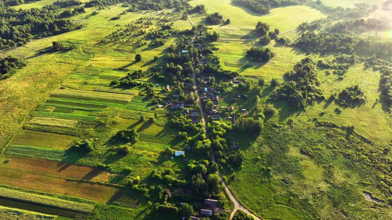 乡村景观，空中天桥。池塘边的乡村绿地。视频素材