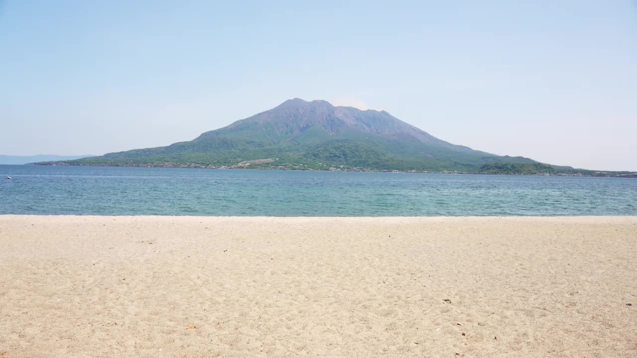 Iso海滩的景色，沙滩绵延，俯瞰樱岛视频素材