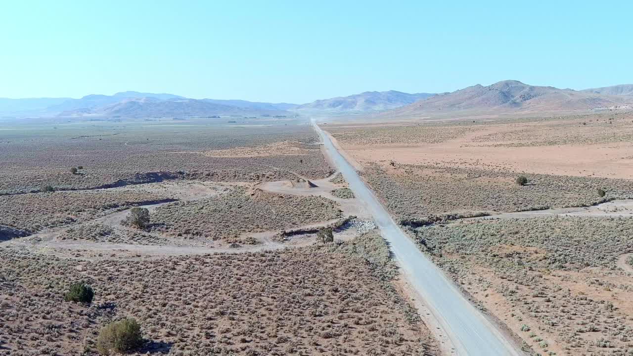 沙漠中一条土路的鸟瞰图视频素材