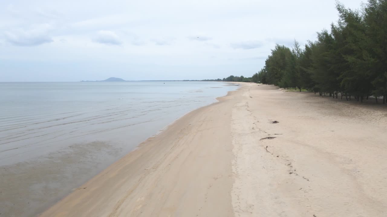 海洋和热带海滩的鸟瞰图视频素材