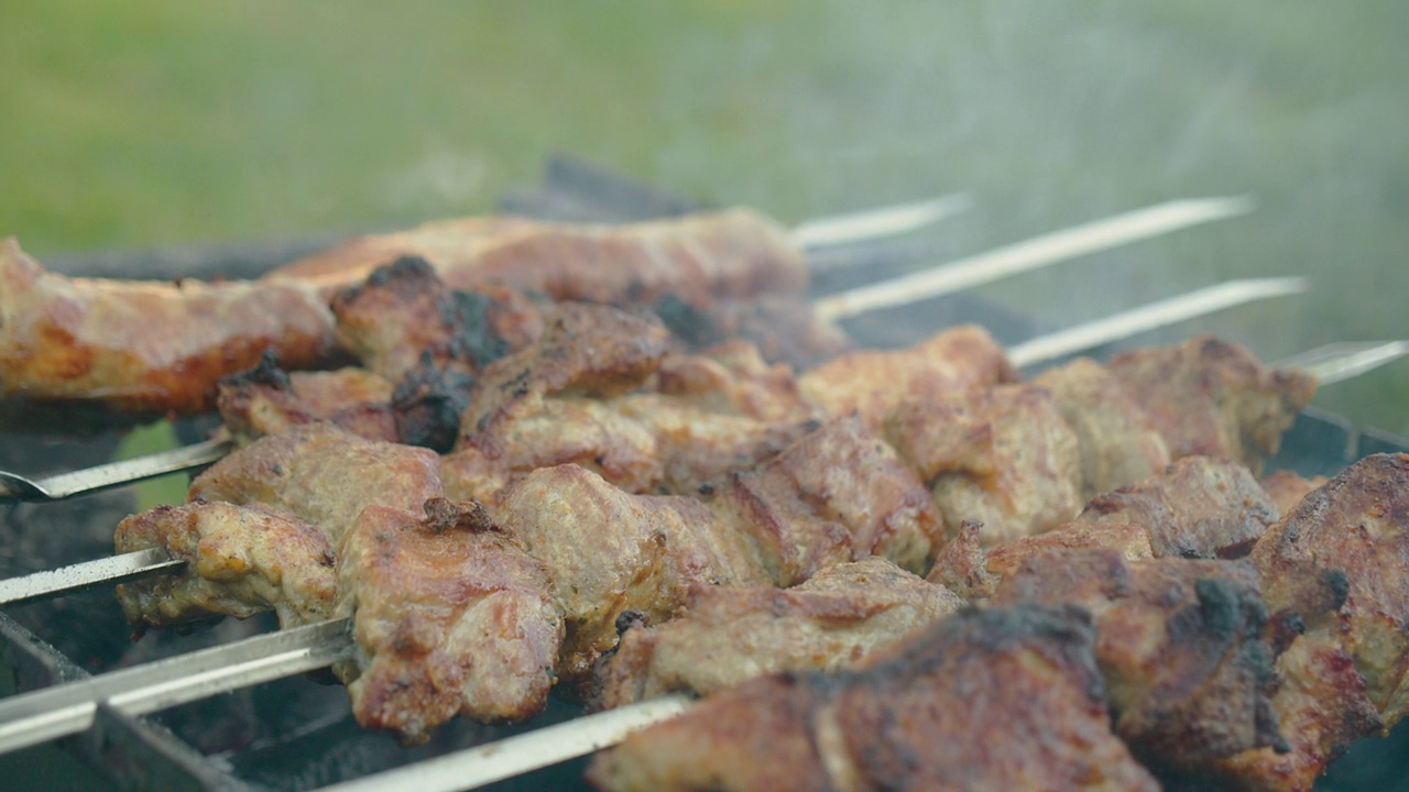 用火煮肉。视频素材