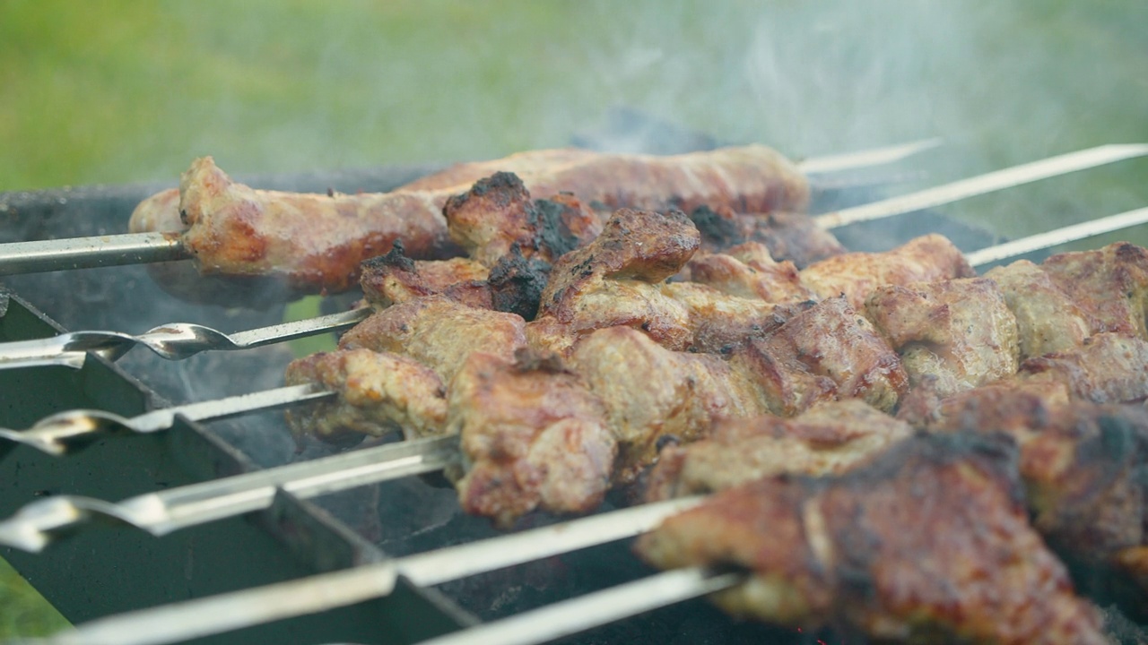 用火煮肉。视频素材