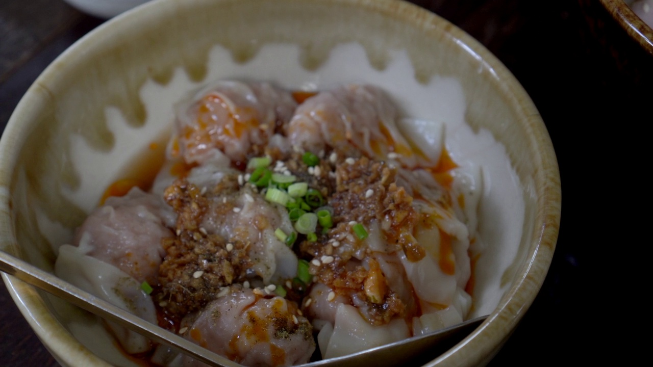 中式粗米粉配骨汤热汤茶树烧烤猪肉片和干馄饨辣椒酱食品视频素材