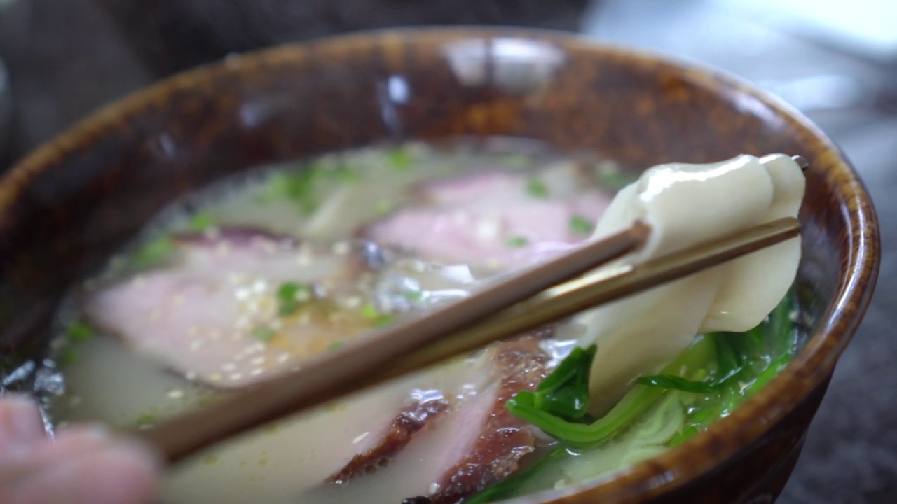 中式粗米粉配骨汤热汤茶树烧烤猪肉片和干馄饨辣椒酱食品视频素材