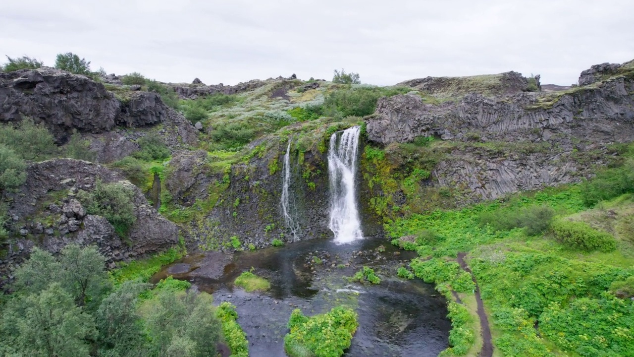 位于冰岛高地南部ÃjÃ³rsÃ的达斡尔山谷的GjÃ '瀑布和天然小溪的景色视频素材