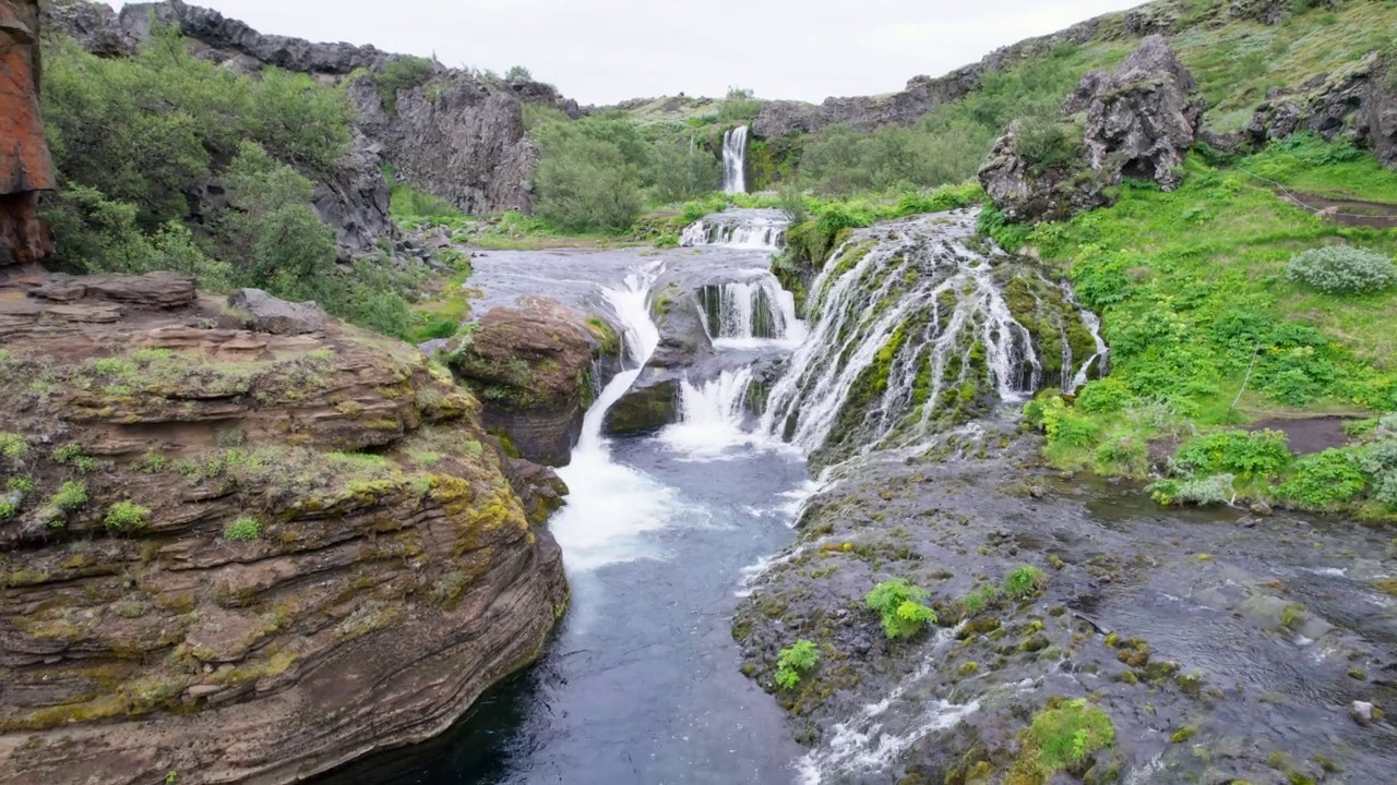 位于冰岛高地南部ÃjÃ³rsÃ的达斡尔山谷的GjÃ '瀑布和天然小溪的景色视频素材