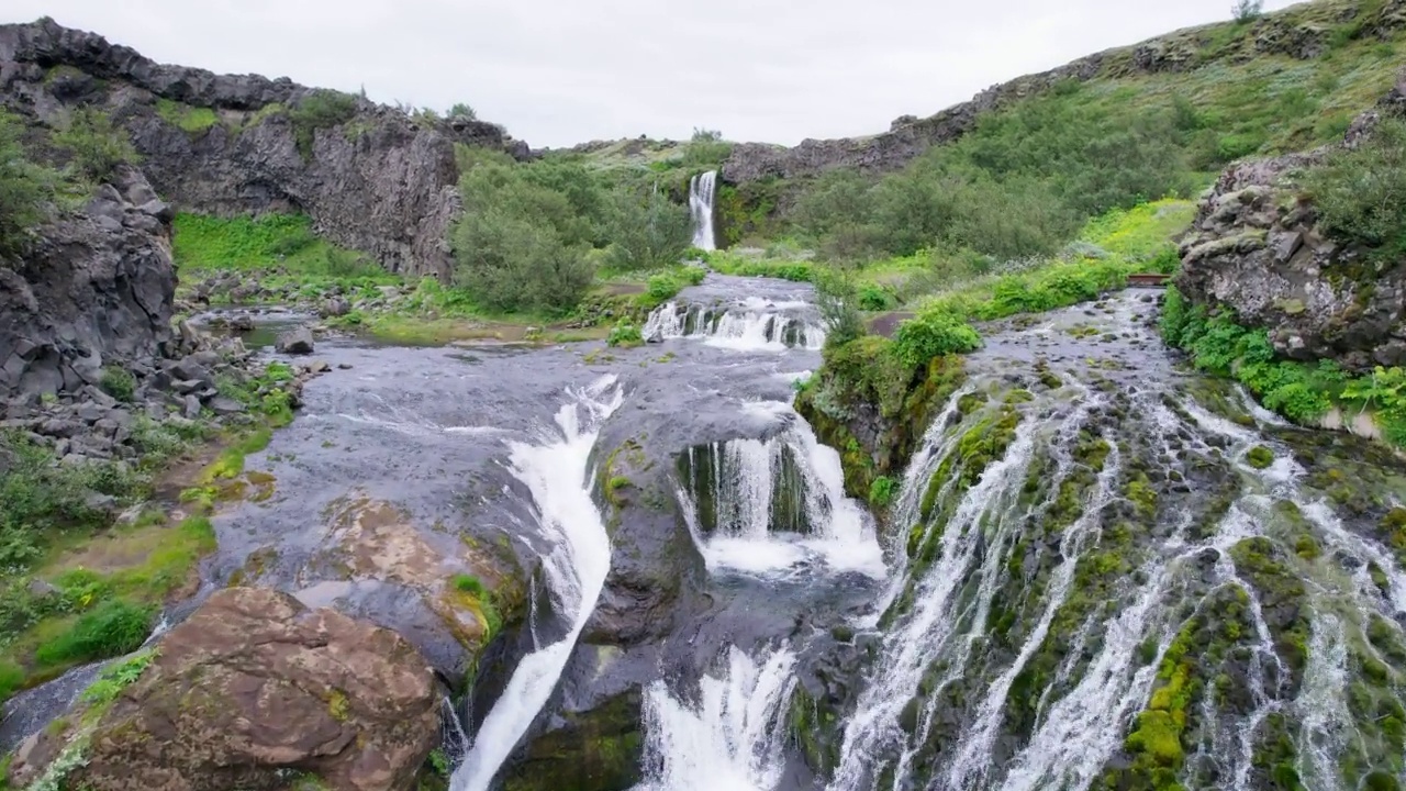 位于冰岛高地南部ÃjÃ³rsÃ的达斡尔山谷的GjÃ '瀑布和天然小溪的景色视频素材