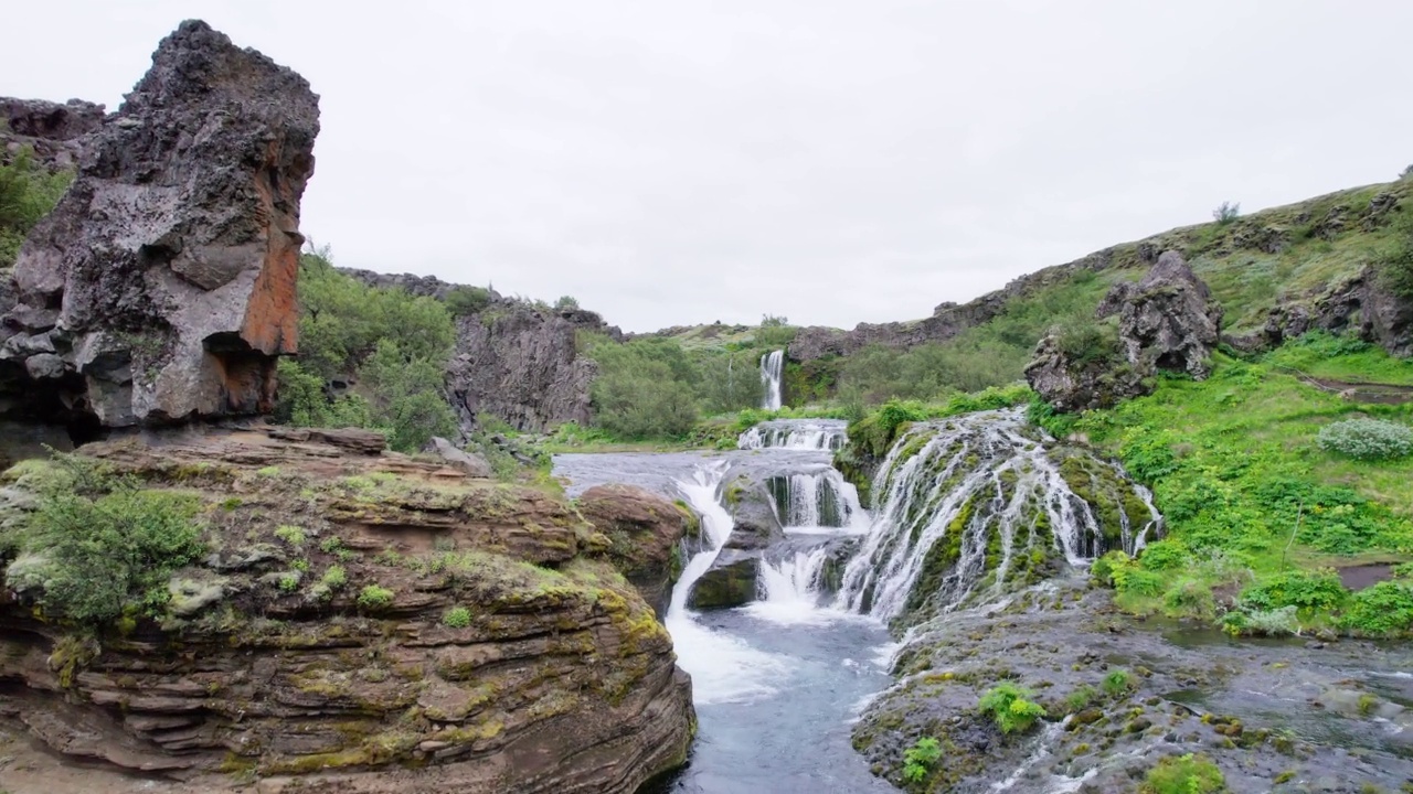 位于冰岛高地南部ÃjÃ³rsÃ的达斡尔山谷的GjÃ '瀑布和天然小溪的景色视频素材