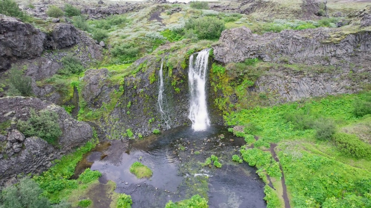 位于冰岛高地南部ÃjÃ³rsÃ的达斡尔山谷的GjÃ '瀑布和天然小溪的景色视频素材