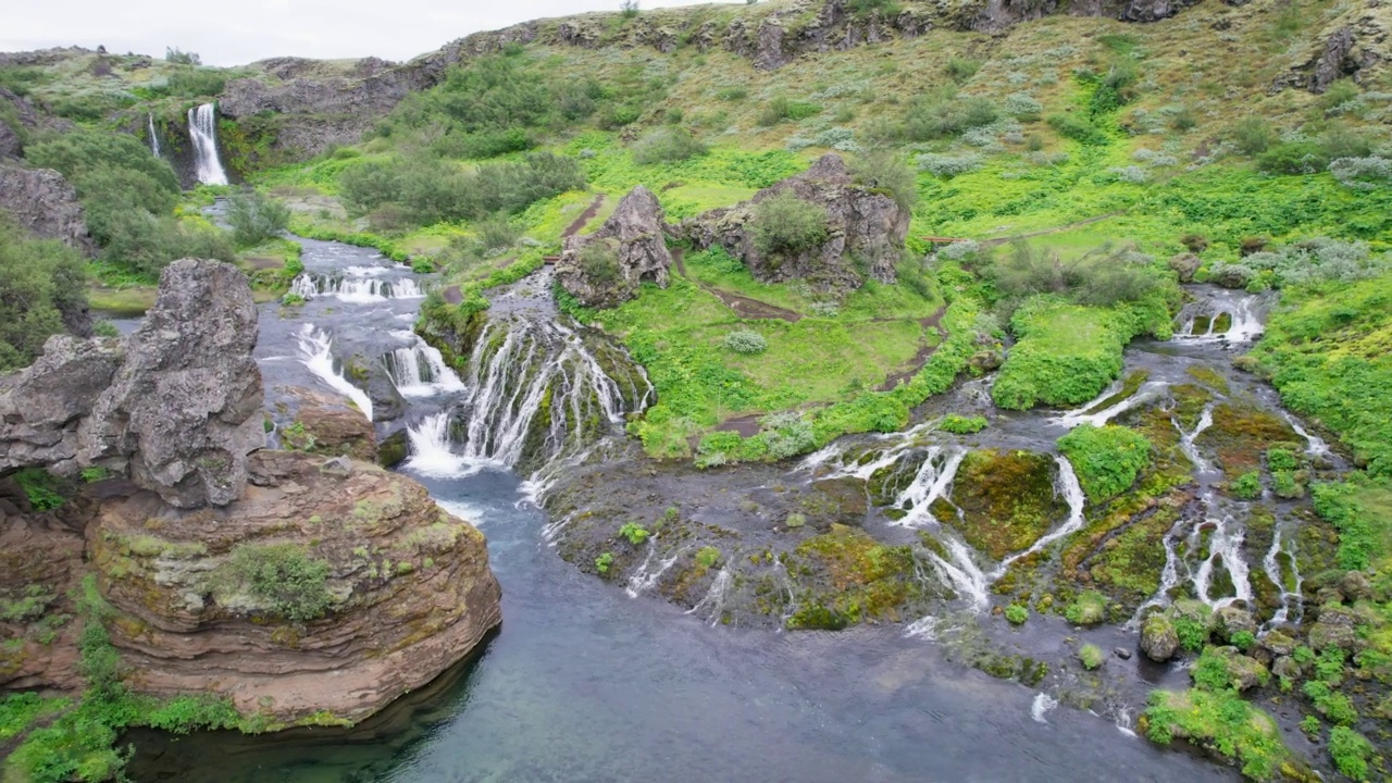 位于冰岛高地南部ÃjÃ³rsÃ的达斡尔山谷的GjÃ '瀑布和天然小溪的景色视频素材