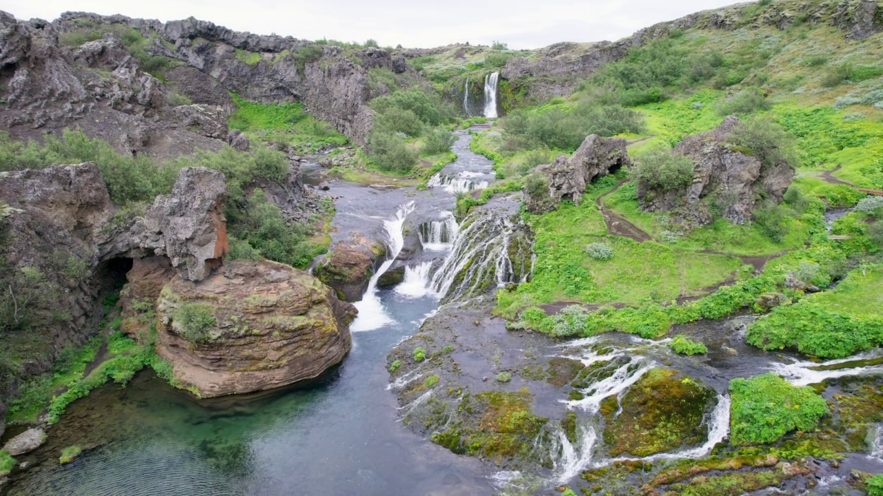 位于冰岛高地南部ÃjÃ³rsÃ的达斡尔山谷的GjÃ '瀑布和天然小溪的景色视频素材