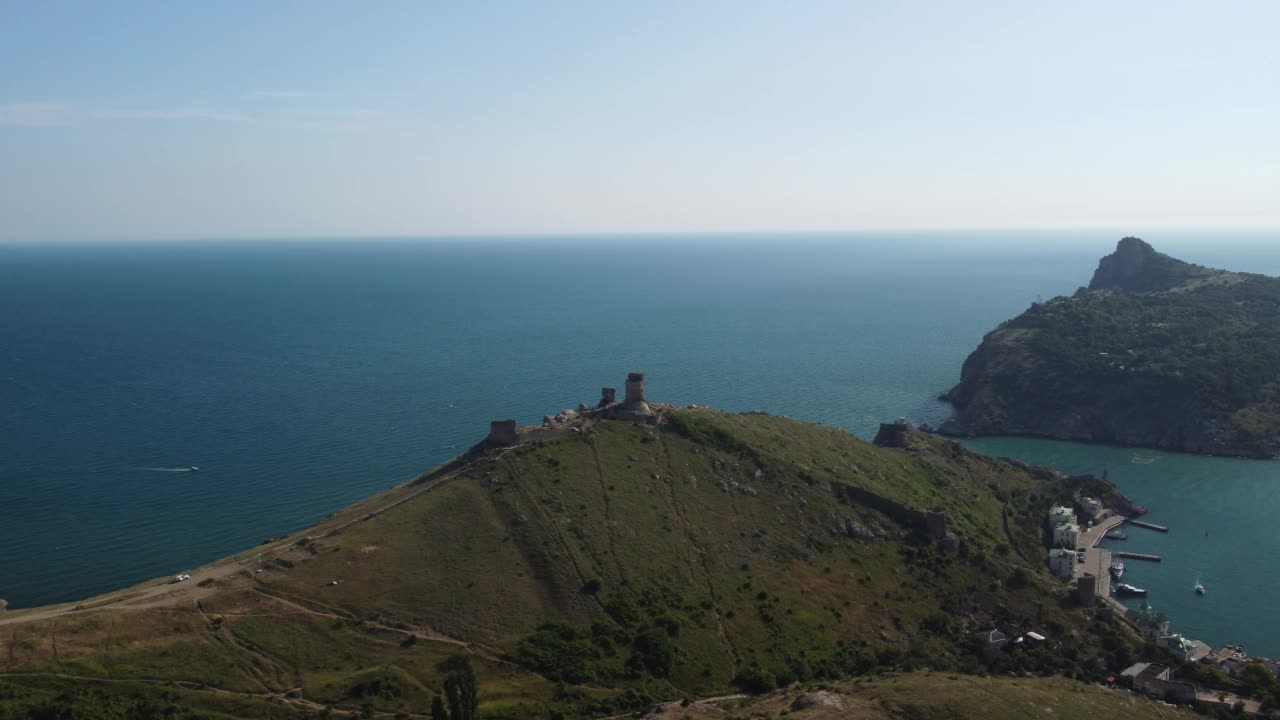 航拍巴拉克拉瓦岛的全景，滨海湾有船和海。克里米亚塞瓦斯托波尔旅游景点。为豪华游艇、船只和帆船拍摄的港口无人机俯视图视频素材