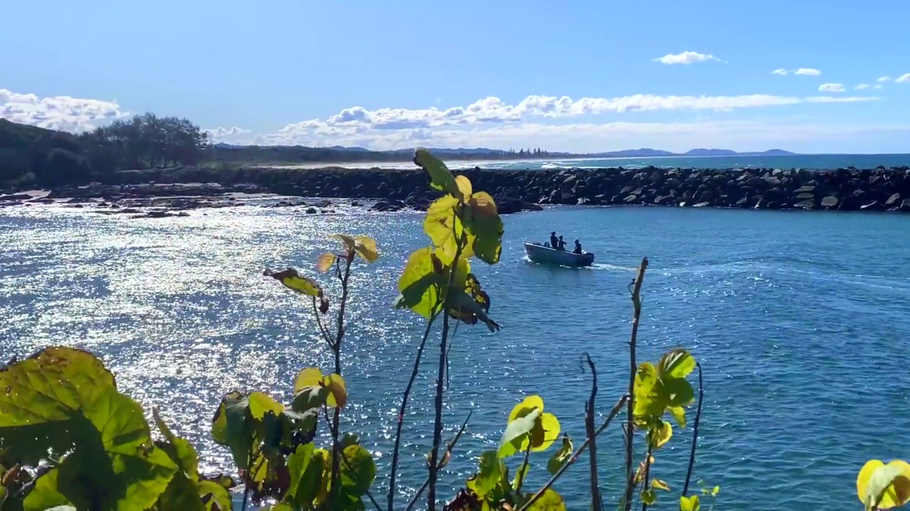 风岸线的河流景观视频素材