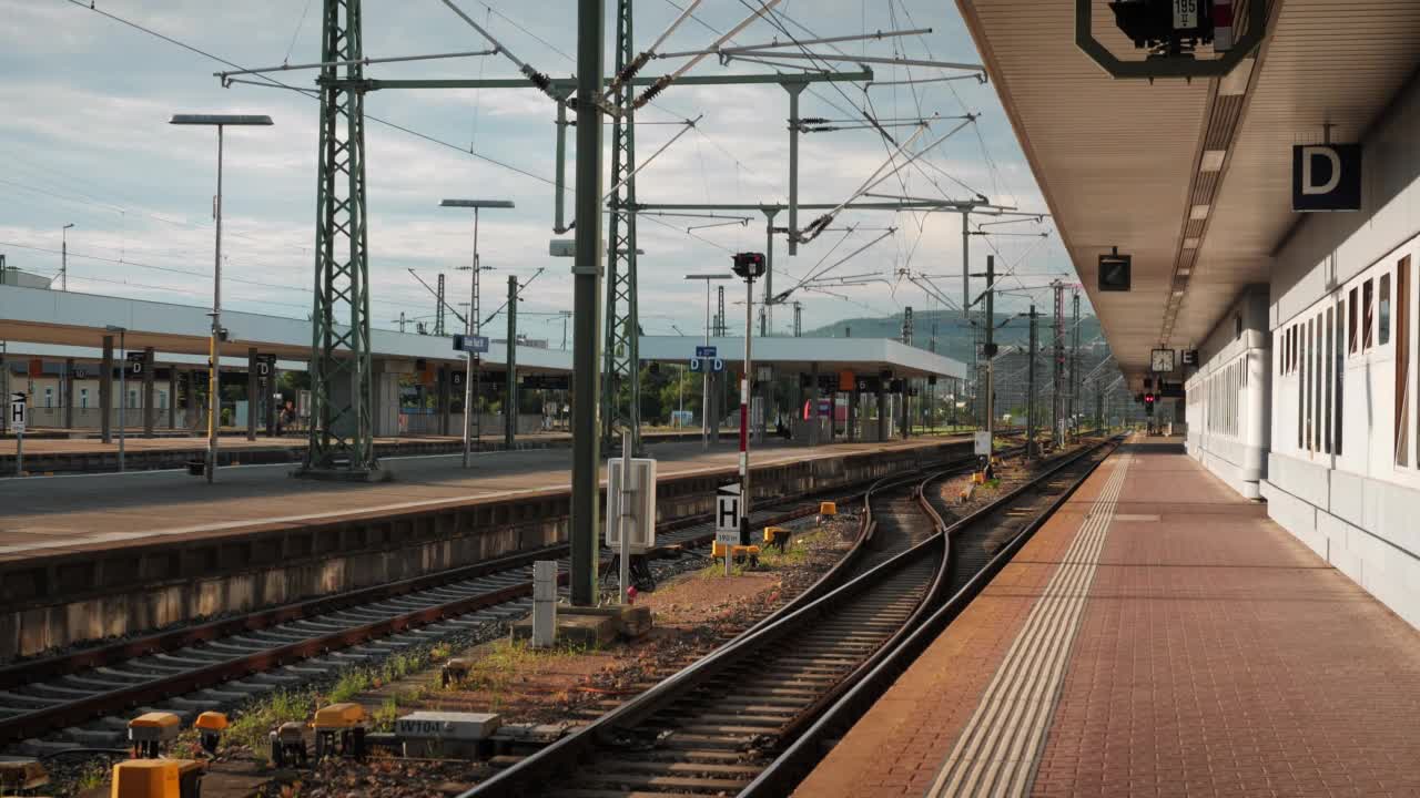 铁轨边的火车站站台空无一人。空荡荡的火车站站台上有铁路。白天站台空无一人视频素材