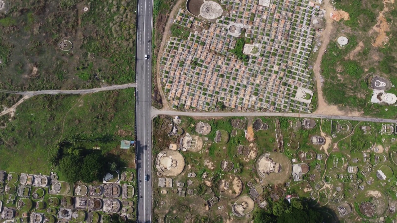 空中俯瞰穿过中国公墓的公路视频素材