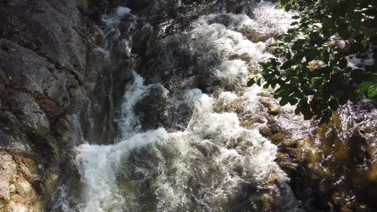 鸟瞰图清晨溪水流过岩石视频素材