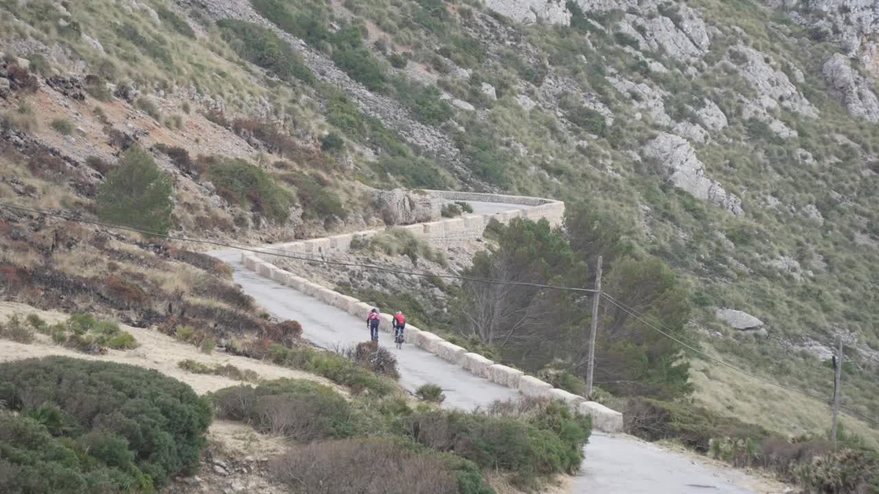 两名自行车手在曲折的道路上，伊斯科洛梅尔，波伦卡港，马略卡岛，巴利阿里群岛，西班牙，地中海，欧洲视频素材