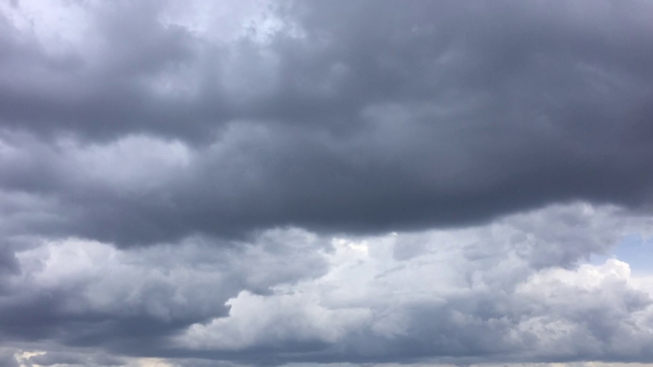 时间流逝，暴雨云在泰国清迈的黑暗天空移动。视频下载