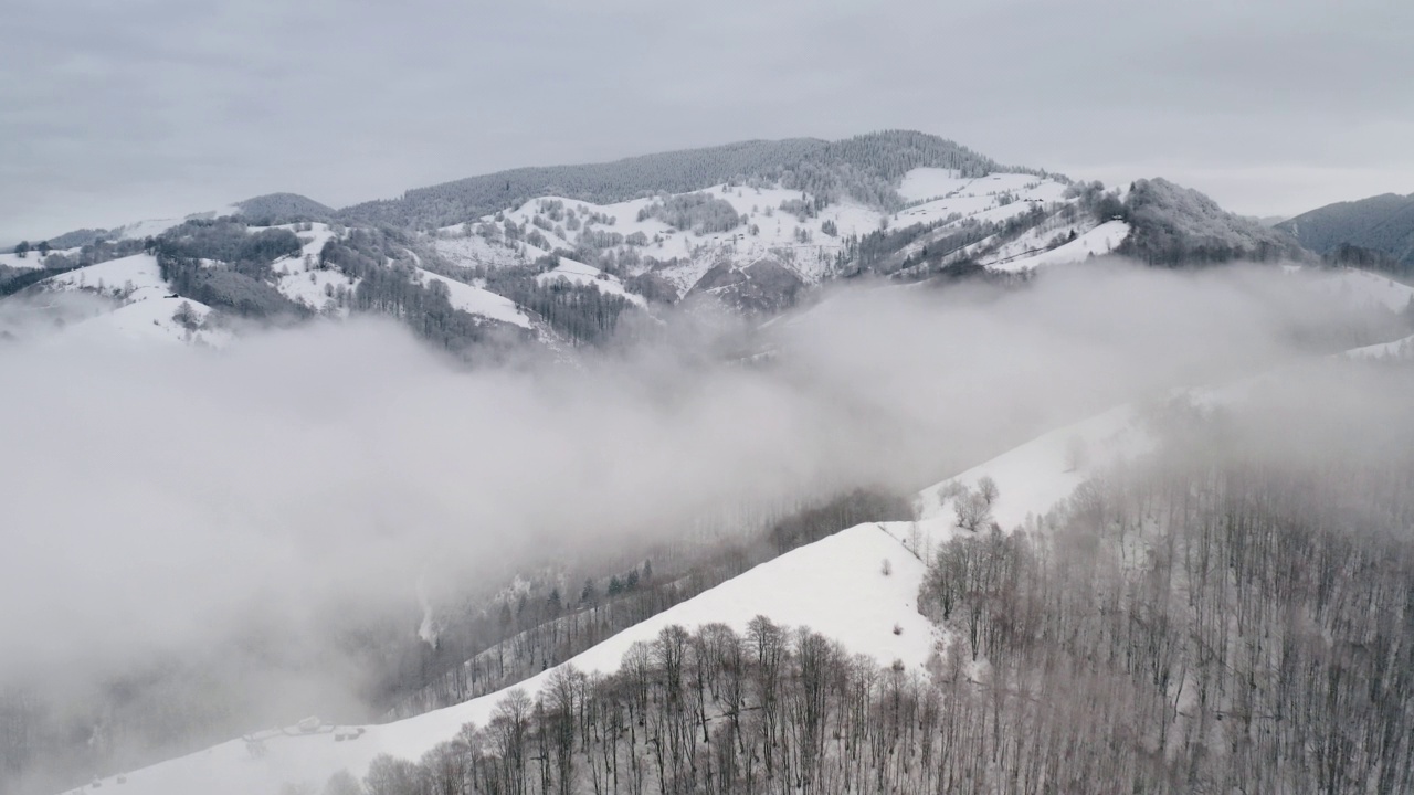 白雪覆盖的喀尔巴阡山脉鸟瞰图视频素材