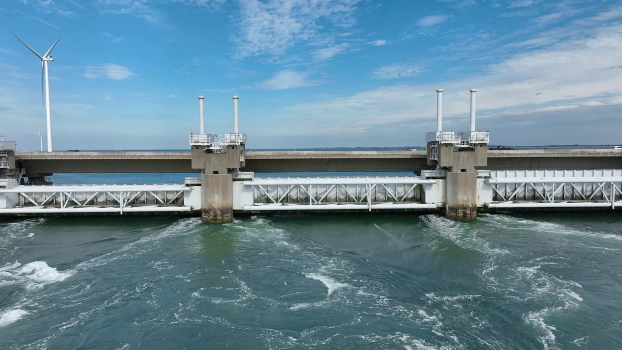 海水冲过风暴潮屏障保护内地视频素材