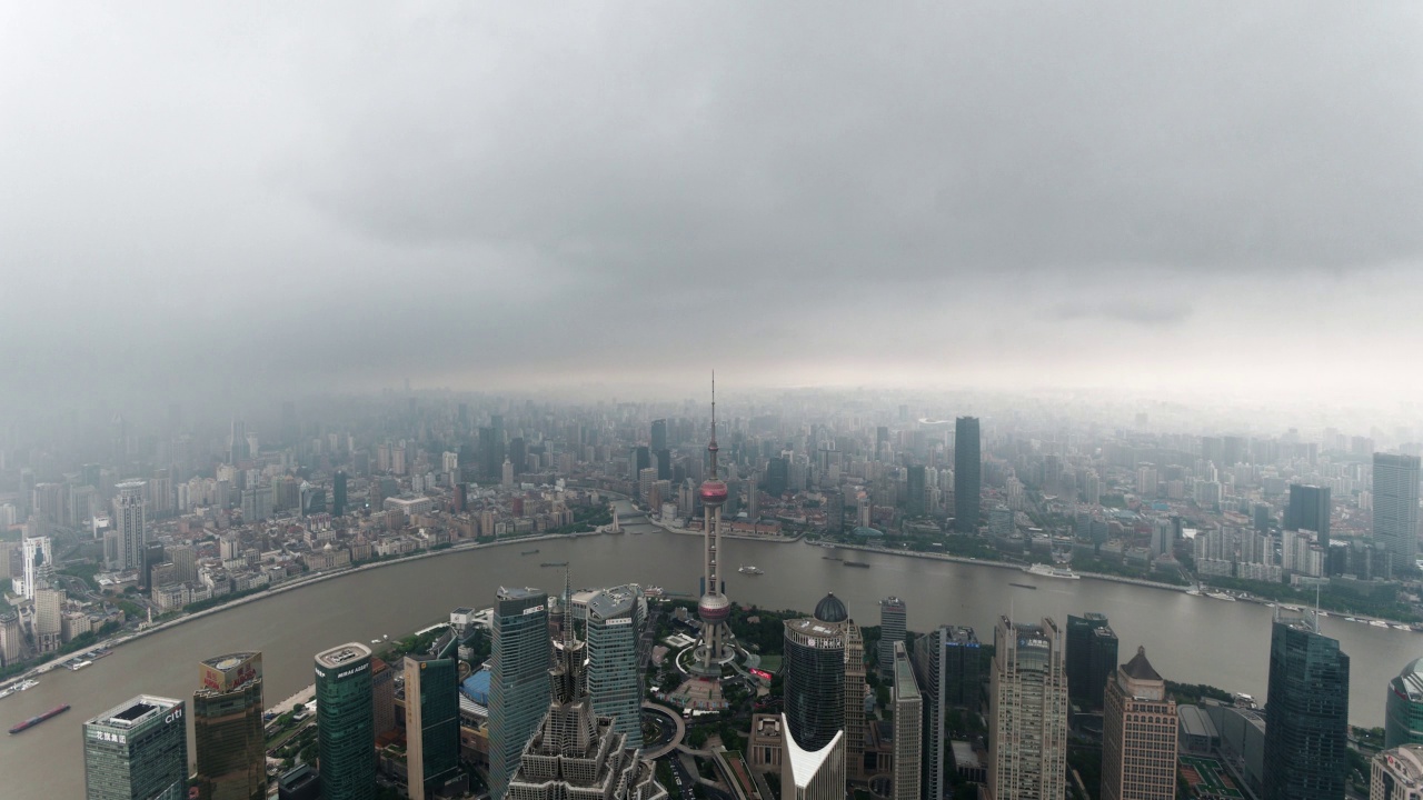 下雨天的上海，上海环球金融中心100层的高角度视角，4k延时镜头，乌云笼罩着整个城市。视频素材