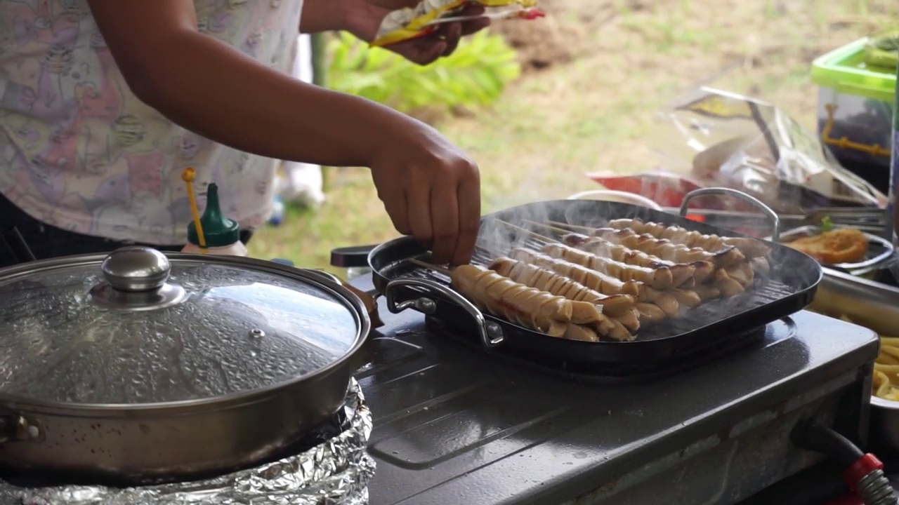 烧烤食品，在木炭烤架上油炸和烟熏。视频素材