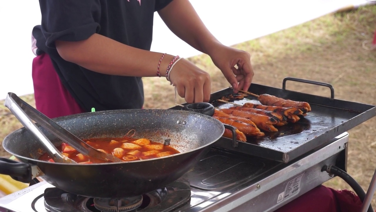 烧烤食品，在木炭烤架上油炸和烟熏。视频素材