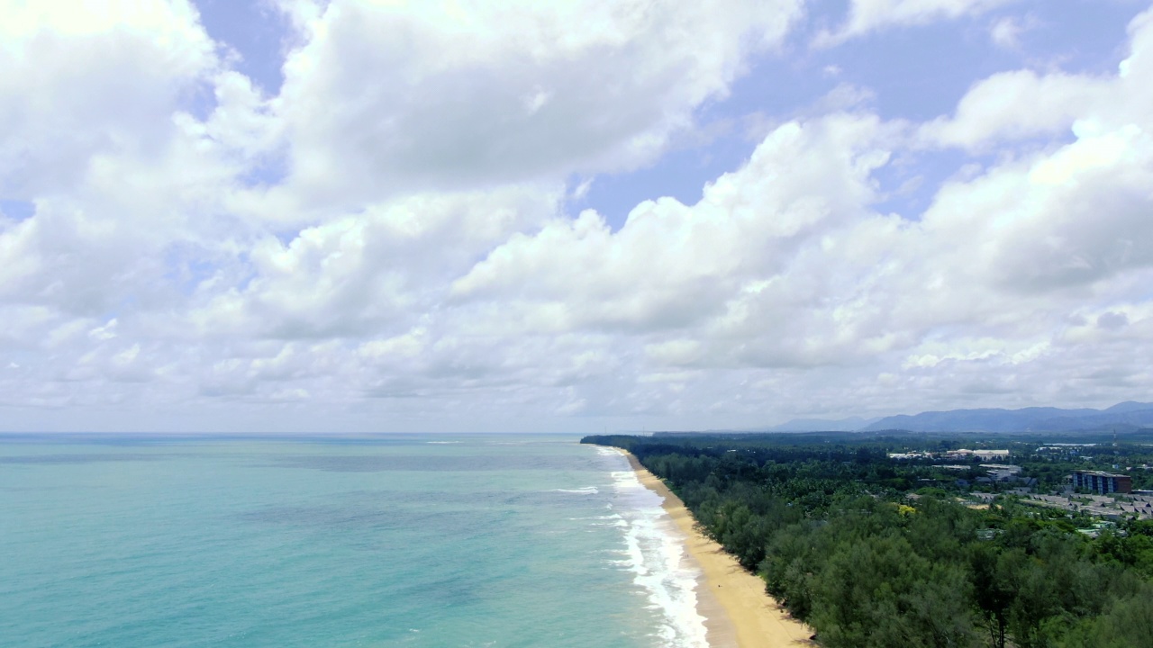 热带沙滩和海浪从上面异国海岛旅行暑假假期白天。无人机的照片。视频B卷4k拷贝空间2022。视频素材