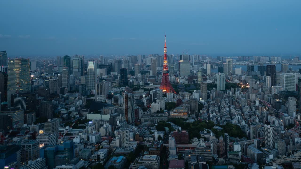 4K延时:黄昏时分东京塔和东京天际线的城市景观，关东，东京，日本。视频下载