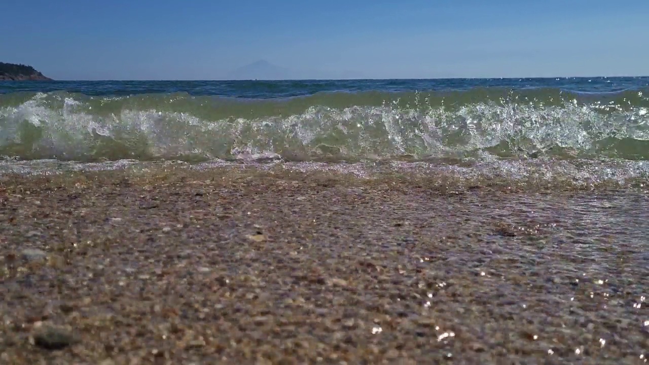 海浪拍打着海岸视频素材