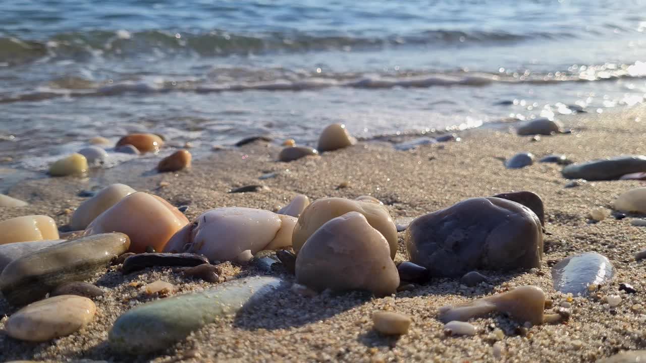 海滩岩石和海浪视频素材