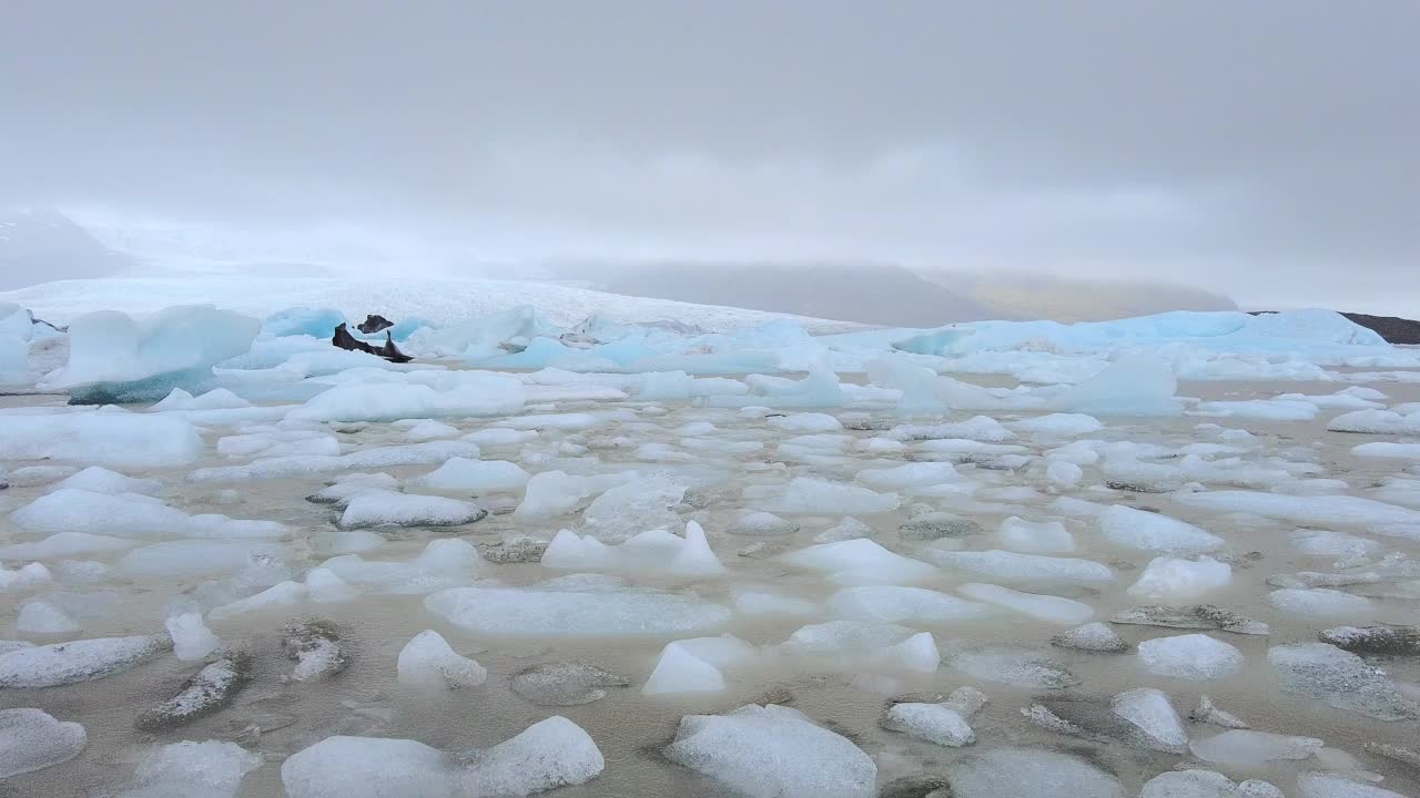 暴雨倾泻在冰岛冰川湖Útsýni yfir jökul视频素材