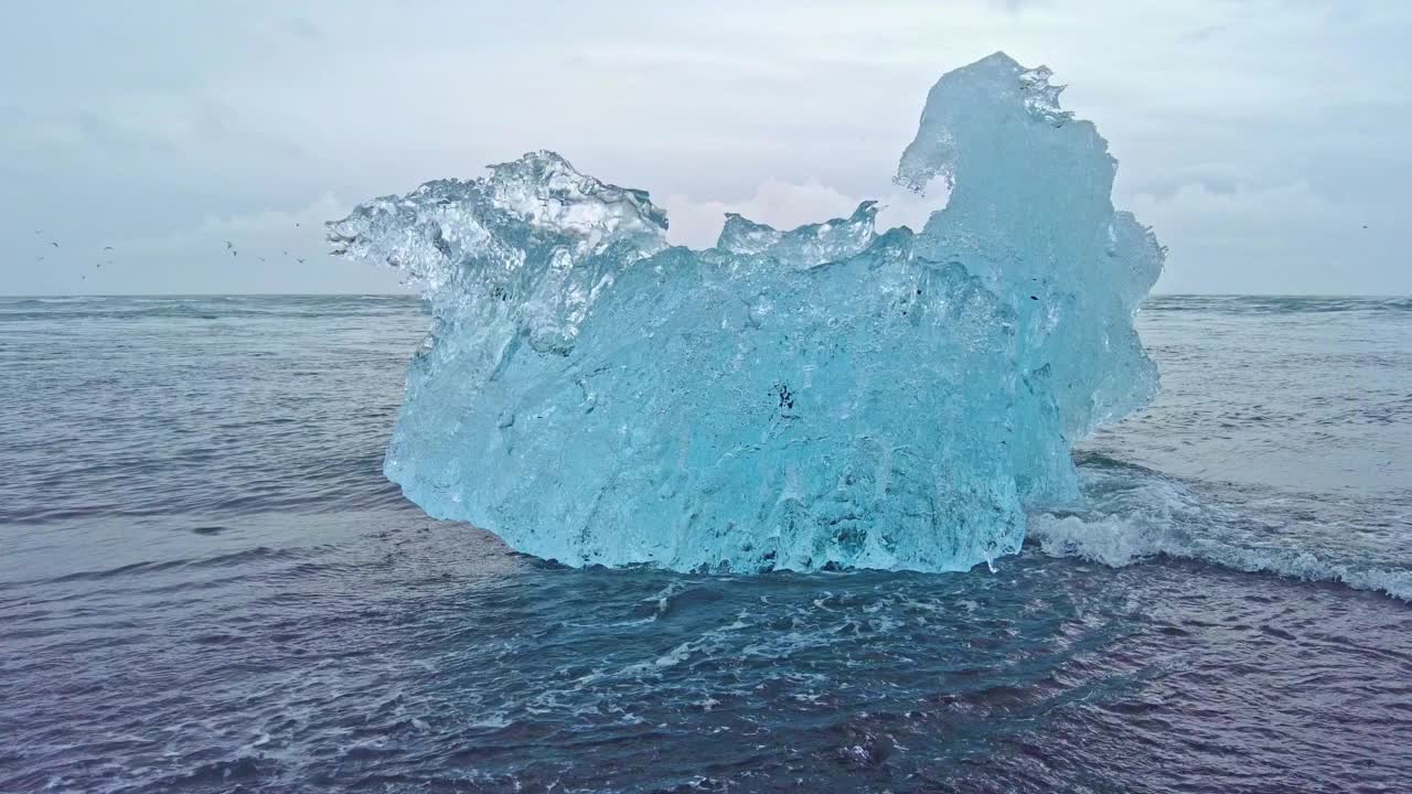 在Jökulsárlón南冰岛的钻石海滩的海洋中的冰川冰的低角度视图视频素材