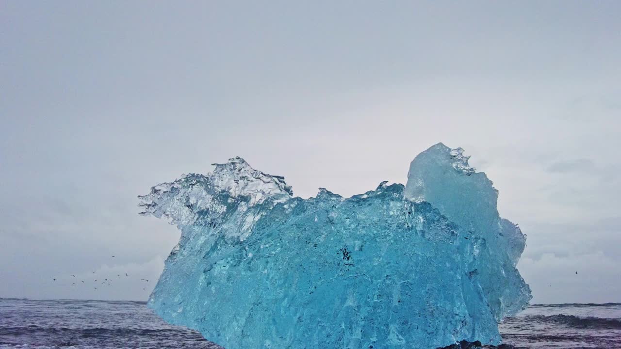 在Jökulsárlón南冰岛的钻石海滩的海洋中的冰川冰块的低角度视图视频素材