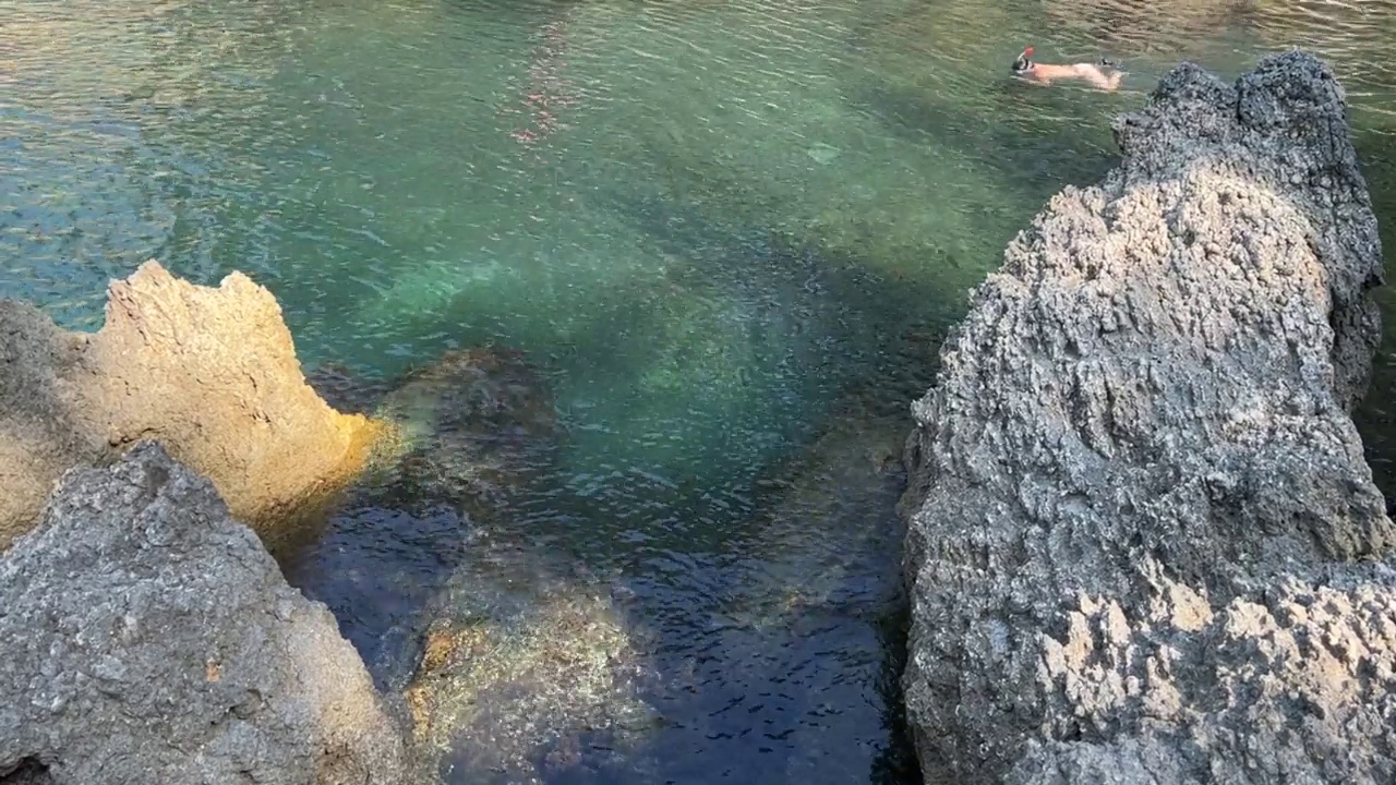 美丽的泻湖，岩石和蓝绿色的水在夏天。视频素材