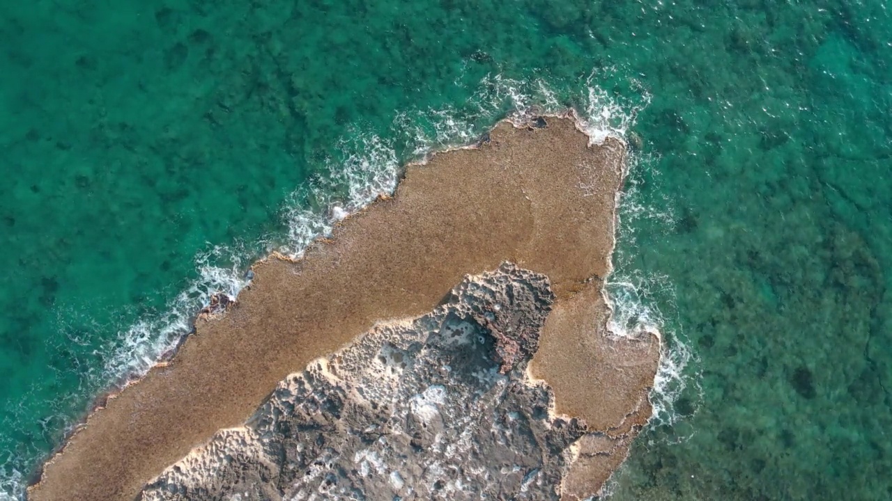 海滩无人机视图，岩石，夏天，大海视频素材