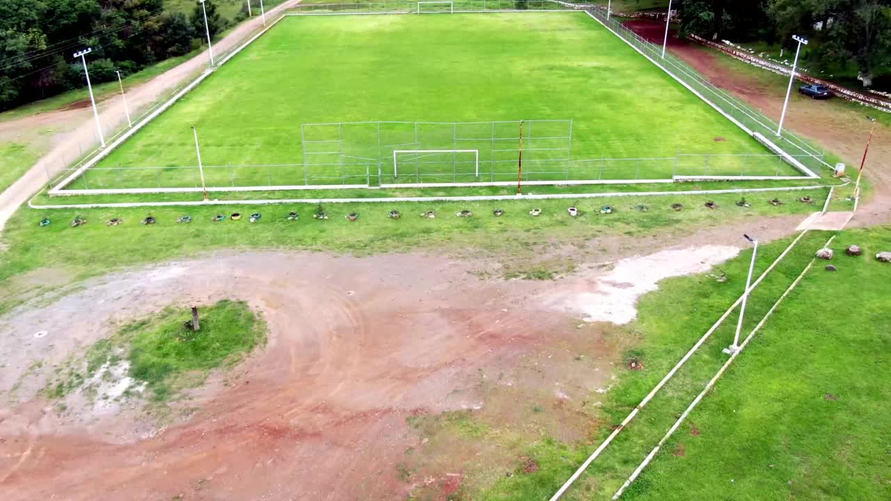 足球场和山谷鸟瞰图视频素材