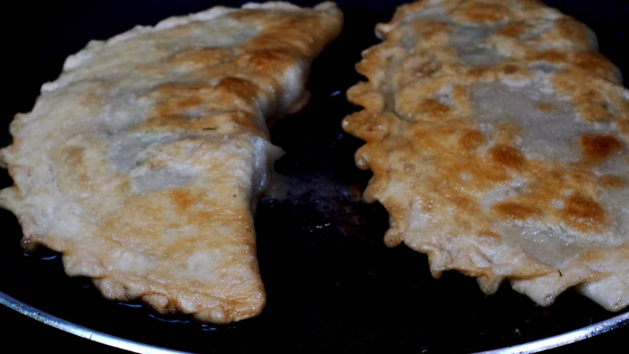 肉馅馅饼在热煎锅中用食用油煎炸的肉馅馅饼。视频素材