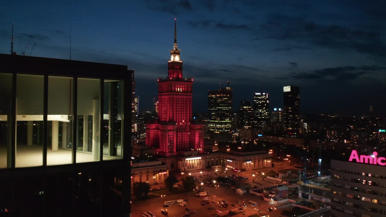 文科宫广场和红灯区的夜景。背景是市中心的摩天大楼。波兰华沙视频素材