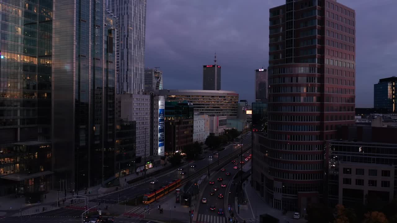 晚高峰期间市中心交通繁忙的着陆镜头。繁忙的多车道街道和十字路口。波兰华沙视频素材