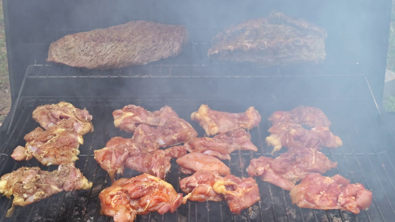 这里有各种美味的烤肉，包括牛排、排骨、鸡肉以及典型的美式烧烤菜肴视频素材